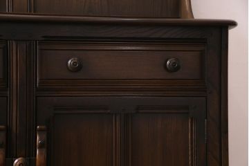 ヴィンテージ家具　イギリスビンテージ　ERCOL(アーコール)　Old Colonial(オールドコロニアル)　ニレ材　気品と風格が漂うカップボード(食器棚、飾り棚)(R-037854)