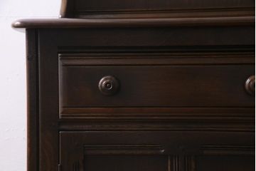 ヴィンテージ家具　イギリスビンテージ　ERCOL(アーコール)　Old Colonial(オールドコロニアル)　ニレ材　気品と風格が漂うカップボード(食器棚、飾り棚)(R-037854)