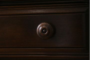 ヴィンテージ家具　イギリスビンテージ　ERCOL(アーコール)　Old Colonial(オールドコロニアル)　ニレ材　気品と風格が漂うカップボード(食器棚、飾り棚)(R-037854)