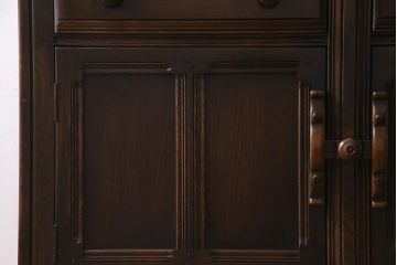 ヴィンテージ家具　イギリスビンテージ　ERCOL(アーコール)　Old Colonial(オールドコロニアル)　ニレ材　気品と風格が漂うカップボード(食器棚、飾り棚)(R-037854)