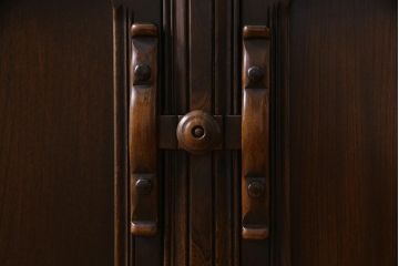 ヴィンテージ家具　イギリスビンテージ　ERCOL(アーコール)　Old Colonial(オールドコロニアル)　ニレ材　気品と風格が漂うカップボード(食器棚、飾り棚)(R-037854)