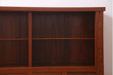 新古品　民芸家具　ニレ無垢材　5尺　重厚感と上品さを醸し出す水屋箪笥(収納棚、キャビネット)(R-037855)