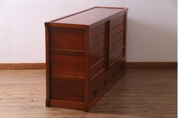 新古品　民芸家具　ニレ無垢材　5尺　重厚感と上品さを醸し出す水屋箪笥(収納棚、キャビネット)(R-037855)