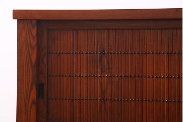 新古品　民芸家具　ニレ無垢材　5尺　重厚感と上品さを醸し出す水屋箪笥(収納棚、キャビネット)(R-037855)
