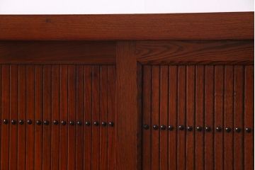 新古品　民芸家具　ニレ無垢材　5尺　重厚感と上品さを醸し出す水屋箪笥(収納棚、キャビネット)(R-037855)
