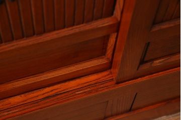 新古品　民芸家具　ニレ無垢材　5尺　重厚感と上品さを醸し出す水屋箪笥(収納棚、キャビネット)(R-037855)