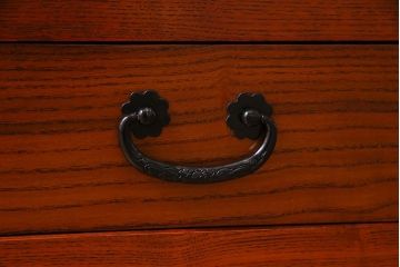 新古品　民芸家具　ニレ無垢材　5尺　重厚感と上品さを醸し出す水屋箪笥(収納棚、キャビネット)(R-037855)
