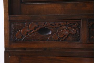 中古　伝統工芸　軽井沢彫り　衣装盆付き　松の図柄が凛々しいチェスト(和タンス、衣装箪笥)(R-037856)