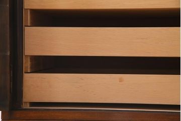 中古　伝統工芸　軽井沢彫り　衣装盆付き　松の図柄が凛々しいチェスト(和タンス、衣装箪笥)(R-037856)