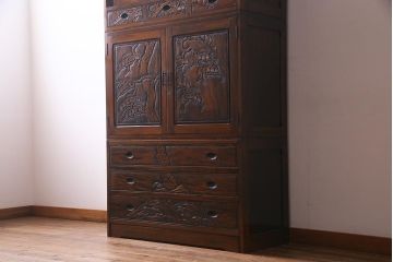中古　伝統工芸　軽井沢彫り　衣装盆付き　松の図柄が凛々しいチェスト(和タンス、衣装箪笥)(R-037856)