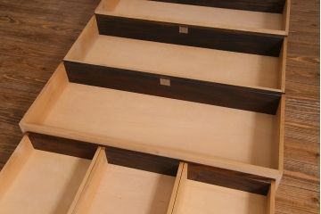 中古　伝統工芸　軽井沢彫り　衣装盆付き　松の図柄が凛々しいチェスト(和タンス、衣装箪笥)(R-037856)