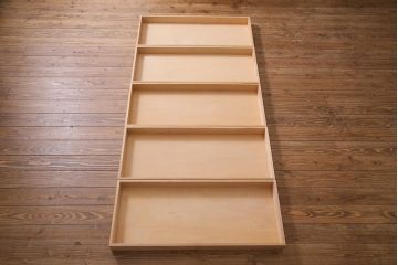 中古　伝統工芸　軽井沢彫り　衣装盆付き　松の図柄が凛々しいチェスト(和タンス、衣装箪笥)(R-037856)