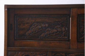 中古　伝統工芸　軽井沢彫り　衣装盆付き　松の図柄が凛々しいチェスト(和タンス、衣装箪笥)(R-037856)