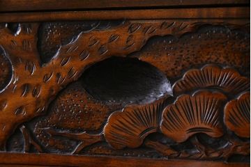 中古　伝統工芸　軽井沢彫り　衣装盆付き　松の図柄が凛々しいチェスト(和タンス、衣装箪笥)(R-037856)