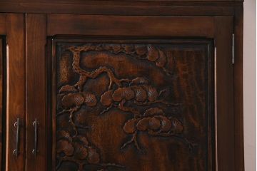 中古　伝統工芸　軽井沢彫り　衣装盆付き　松の図柄が凛々しいチェスト(和タンス、衣装箪笥)(R-037856)