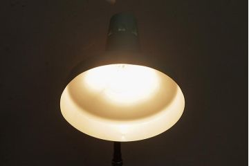 ビンテージ照明　レトロ　淡いブルーが爽やかな印象与えるデスクスタンド(卓上照明、ライト)(R-037857)