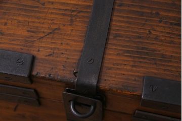 アンティーク雑貨　和製アンティーク　センターテーブルにも!重厚さ漂う木製トランク(長持、木箱、収納箱)(R-037858)