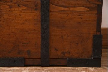 アンティーク雑貨　和製アンティーク　センターテーブルにも!重厚さ漂う木製トランク(長持、木箱、収納箱)(R-037858)