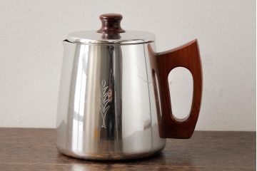 ヴィンテージ雑貨　イギリス製　SONA社　木製の取っ手が可愛らしいアルミポット(ティーポット、コーヒーポット、ビンテージ)(R-037861)