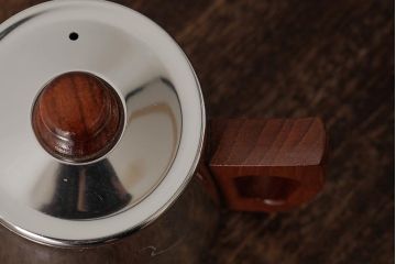 ヴィンテージ雑貨　イギリス製　SONA社　木製の取っ手が可愛らしいアルミポット(ティーポット、コーヒーポット、ビンテージ)(R-037861)