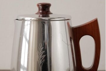 ヴィンテージ雑貨　イギリス製　SONA社　木製の取っ手が可愛らしいアルミポット(ティーポット、コーヒーポット、ビンテージ)(R-037861)