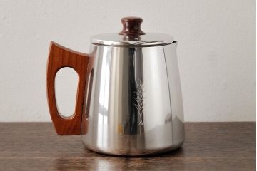 ヴィンテージ雑貨　イギリス製　SONA社　木製の取っ手が可愛らしいアルミポット(ティーポット、コーヒーポット、ビンテージ)(R-037861)