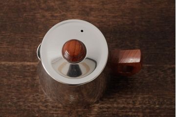 ヴィンテージ雑貨　イギリス製　SONA社　木製の取っ手が可愛らしいアルミポット(ティーポット、コーヒーポット、ビンテージ)(R-037861)