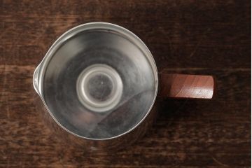 ヴィンテージ雑貨　イギリス製　SONA社　木製の取っ手が可愛らしいアルミポット(ティーポット、コーヒーポット、ビンテージ)(R-037861)