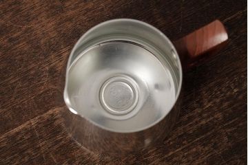 ヴィンテージ雑貨　イギリス製　SONA社　木製の取っ手が可愛らしいアルミポット(ティーポット、コーヒーポット、ビンテージ)(R-037861)
