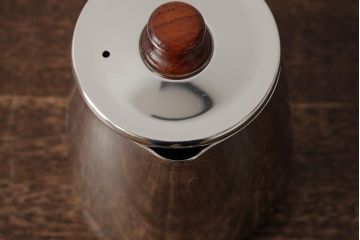 ヴィンテージ雑貨　イギリス製　SONA社　木製の取っ手が可愛らしいアルミポット(ティーポット、コーヒーポット、ビンテージ)(R-037861)
