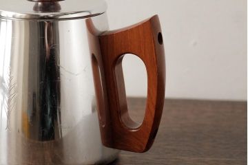 ヴィンテージ雑貨　イギリス製　SONA社　木製の取っ手が可愛らしいアルミポット(ティーポット、コーヒーポット、ビンテージ)(R-037861)