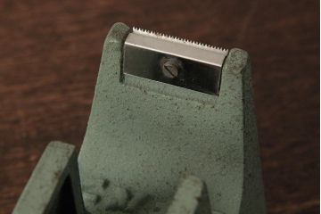 アンティーク雑貨　ニチバン　鋳造　重厚な佇まいが格好いいテープカッター(R-037863)