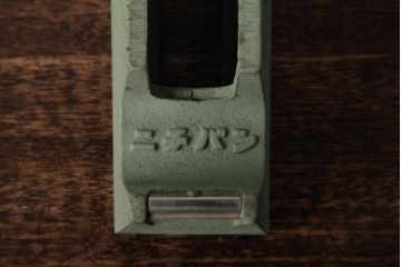 アンティーク雑貨　ニチバン　鋳造　重厚な佇まいが格好いいテープカッター(R-037863)