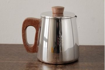 ヴィンテージ雑貨　イギリス製　SONA社　木製の取っ手が可愛らしいアルミポット(ティーポット、コーヒーポット、ビンテージ)(R-037865)