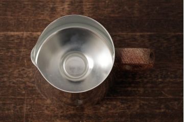 ヴィンテージ雑貨　イギリス製　SONA社　木製の取っ手が可愛らしいアルミポット(ティーポット、コーヒーポット、ビンテージ)(R-037865)