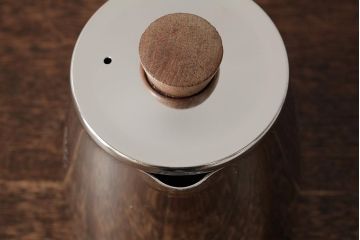 ヴィンテージ雑貨　イギリス製　SONA社　木製の取っ手が可愛らしいアルミポット(ティーポット、コーヒーポット、ビンテージ)(R-037865)