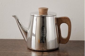 ヴィンテージ雑貨　イギリス製　SONA社　木製の取っ手が可愛らしいアルミティーポット(コーヒーポット、ビンテージ)(R-037866)