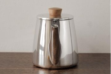 ヴィンテージ雑貨　イギリス製　SONA社　木製の取っ手が可愛らしいアルミティーポット(コーヒーポット、ビンテージ)(R-037866)