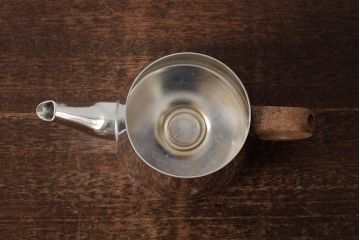 ヴィンテージ雑貨　イギリス製　SONA社　木製の取っ手が可愛らしいアルミティーポット(コーヒーポット、ビンテージ)(R-037866)