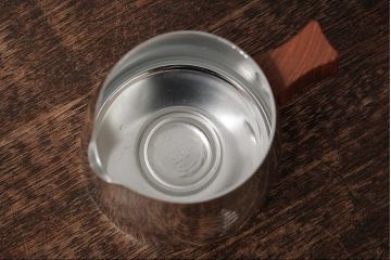 ヴィンテージ雑貨　イギリス製　SONA社　木製の取っ手が可愛らしいアルミティーセット(シュガーポット、ミルクポット、ビンテージ)(R-037868)