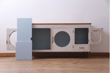 アンティーク家具　リメイク　ダイヤガラス・モールガラス　丸窓　アンティークペイントがおしゃれな鉄脚付きテレビ台(収納棚、キャビネット、リビングボード)(R-037869)
