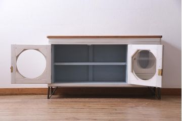 アンティーク家具　リメイク　ダイヤガラス・モールガラス　丸窓　アンティークペイントがおしゃれな鉄脚付きテレビ台(収納棚、キャビネット、リビングボード)(R-037869)