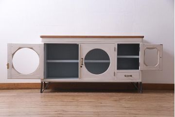 アンティーク家具　リメイク　ダイヤガラス・モールガラス　丸窓　アンティークペイントがおしゃれな鉄脚付きテレビ台(収納棚、キャビネット、リビングボード)(R-037869)