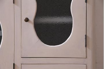 アンティーク家具　リメイク　ダイヤガラス・モールガラス　丸窓　アンティークペイントがおしゃれな鉄脚付きテレビ台(収納棚、キャビネット、リビングボード)(R-037869)