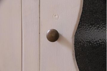 アンティーク家具　リメイク　ダイヤガラス・モールガラス　丸窓　アンティークペイントがおしゃれな鉄脚付きテレビ台(収納棚、キャビネット、リビングボード)(R-037869)