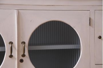 アンティーク家具　リメイク　ダイヤガラス・モールガラス　丸窓　アンティークペイントがおしゃれな鉄脚付きテレビ台(収納棚、キャビネット、リビングボード)(R-037869)