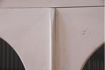 アンティーク家具　リメイク　ダイヤガラス・モールガラス　丸窓　アンティークペイントがおしゃれな鉄脚付きテレビ台(収納棚、キャビネット、リビングボード)(R-037869)