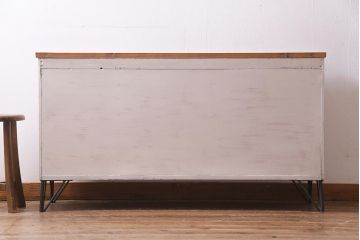 アンティーク家具　リメイク　ダイヤガラス・モールガラス　丸窓　アンティークペイントがおしゃれな鉄脚付きテレビ台(収納棚、キャビネット、リビングボード)(R-037869)