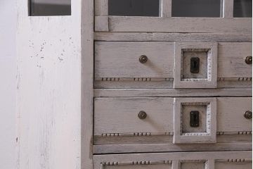 ペイント家具　イギリスアンティーク　上手物!　オーク材　凝ったつくりのコーナーキャビネット(飾り棚、収納棚、戸棚)(R-037870)