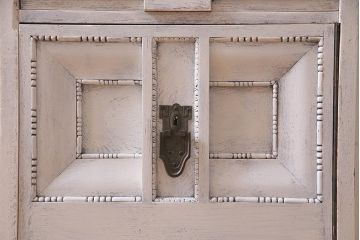 ペイント家具　イギリスアンティーク　上手物!　オーク材　凝ったつくりのコーナーキャビネット(飾り棚、収納棚、戸棚)(R-037870)